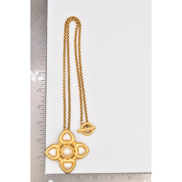 Givenchy Vintage Heart Pearl Necklace Pearl Brushed Gold Signed 80s 1980s BinBN - Picture 12 of 12